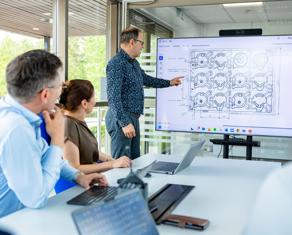 Person pointing at a screen displaying Satatuote’s quality products