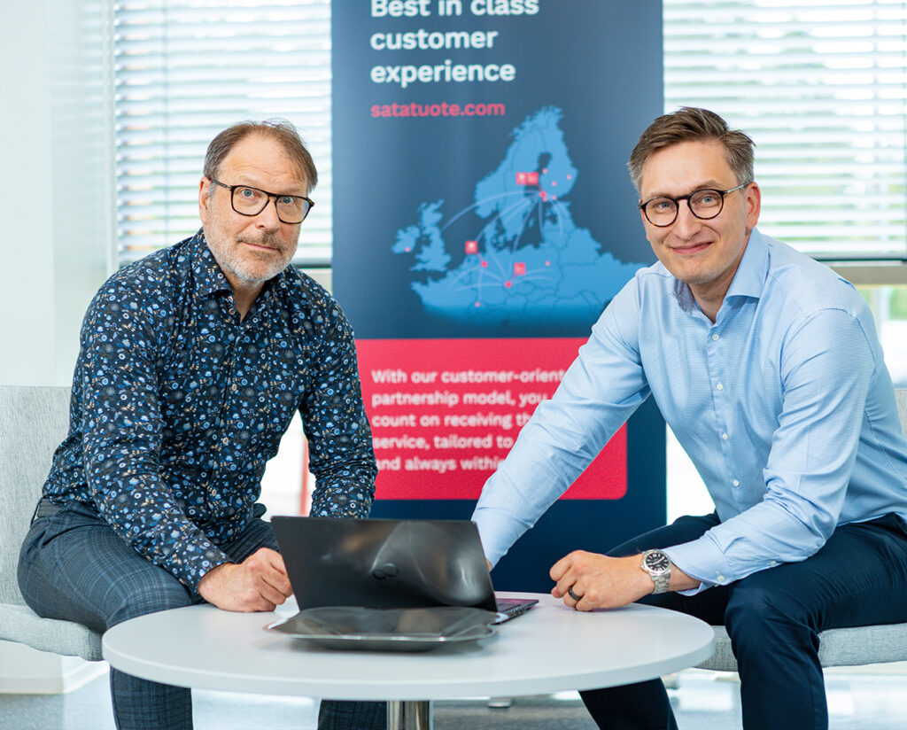 Two Satatuote packaging solutions experts sitting around a table