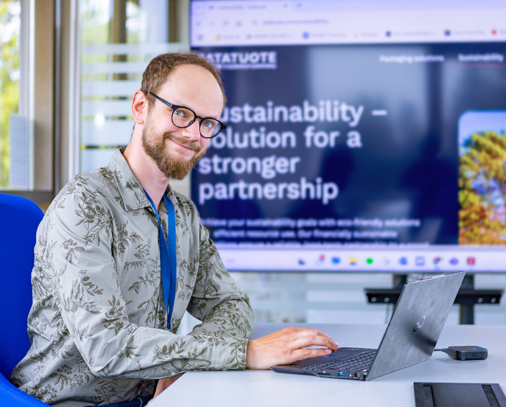 Person at a computer working on Satatuote’s sustainability matters