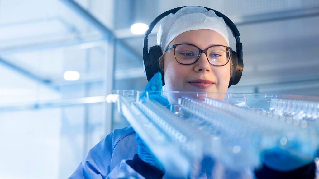 Quality control of the medical packaging solution by staff